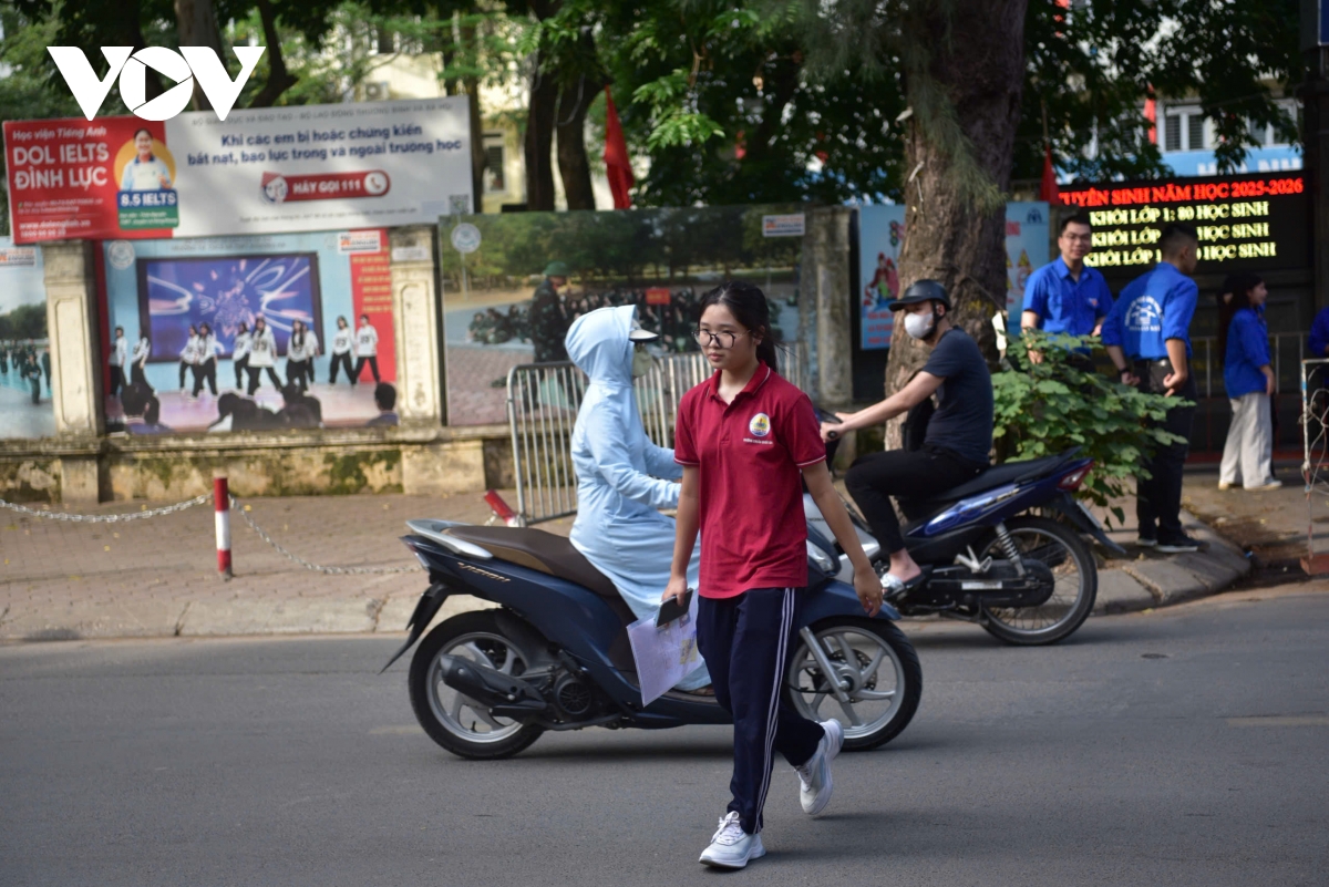 nhung thi sinh dau tien da co mat lam thu tuc thi vao lop 10 tai ha noi hinh anh 5