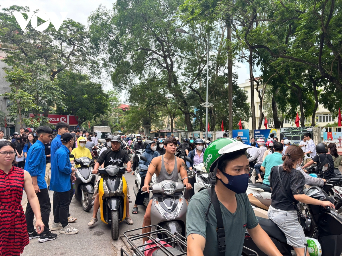 giao thông điểm thi thcs khương Đình, thanh xuân tắc nghẽn trước giờ làm thủ tục hình ảnh 3 giao thong diem thi thcs khuong Dinh, thanh xuan tac nghen truoc gio lam thu tuc hinh anh 3