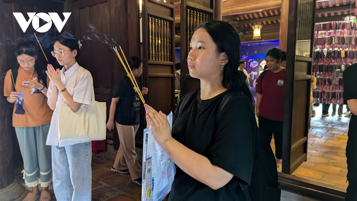 sỹ tử đổ về văn miếu cầu may trước kỳ thi quan trọng hình ảnh 3 sy tu do ve van mieu cau may truoc ky thi quan trong hinh anh 3
