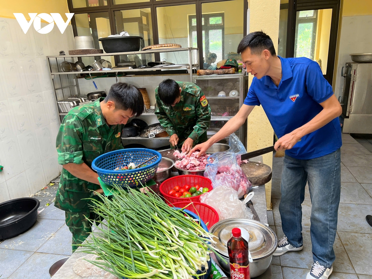 người lính biên phòng đồng hành cùng sĩ tử vùng cao biên giới sơn la hình ảnh 3 nguoi linh bien phong dong hanh cung si tu vung cao bien gioi son la hinh anh 3