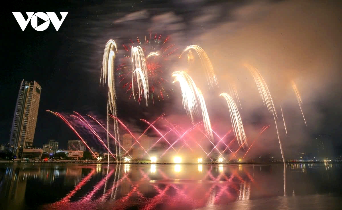 hosts da nang deliver stunning fireworks display at diff 2025 picture 4 hosts da nang deliver stunning fireworks display at diff 2025 picture 4