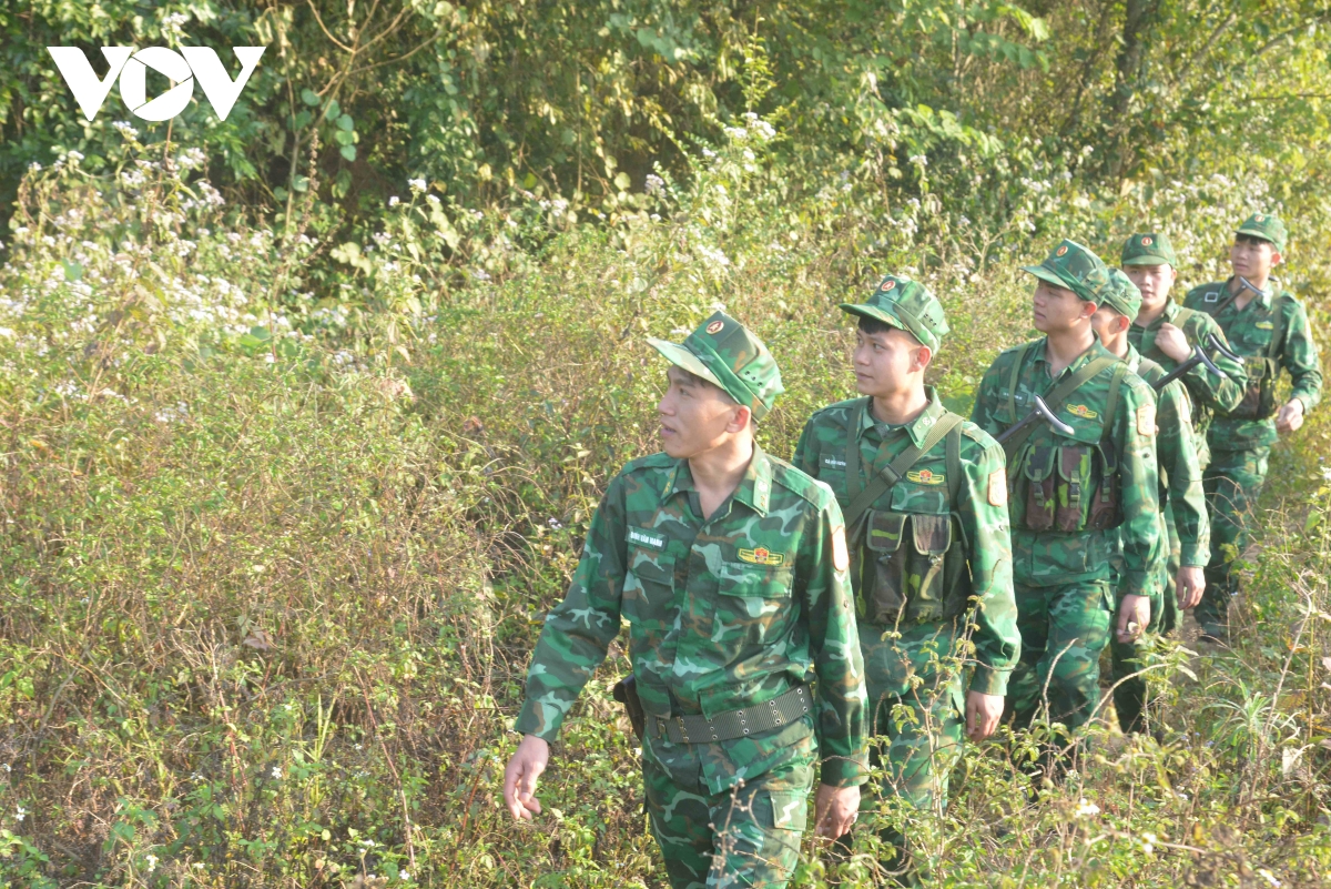 những nhà báo mang áo lính ở phố núi sơn la hình ảnh 4 nhung nha bao mang ao linh o pho nui son la hinh anh 4