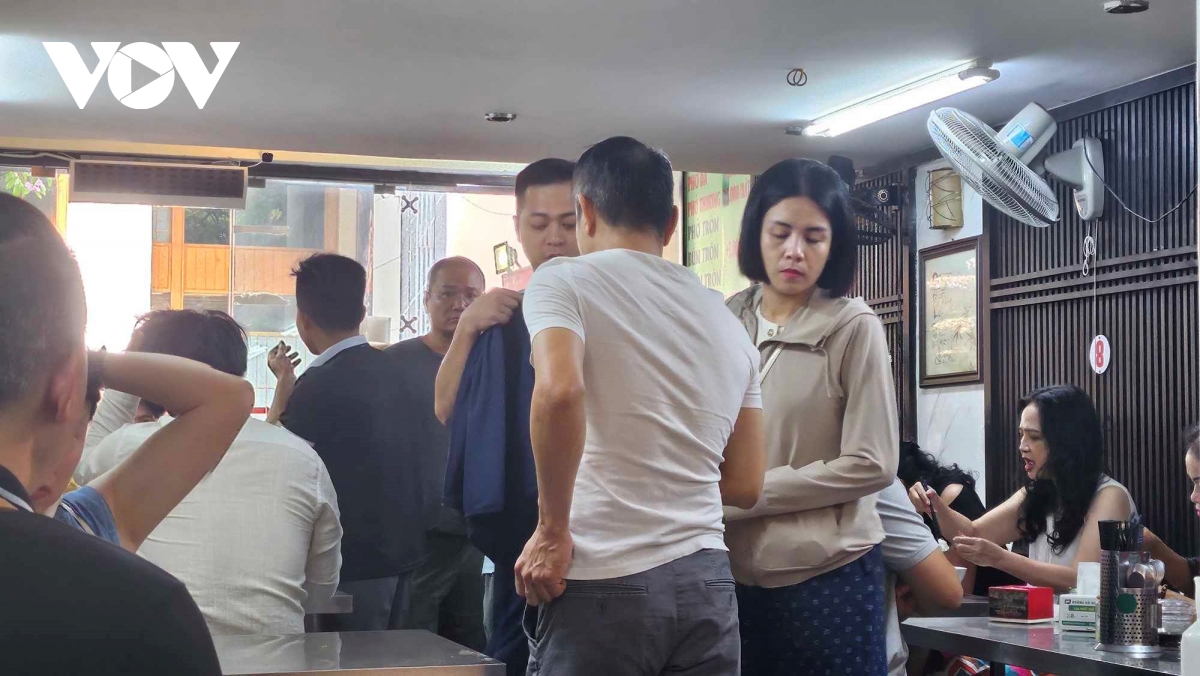bên bàn cà phê chờ dân đến xin là cán bộ chưa hoàn thành nhiệm vụ hình ảnh 2 ben ban ca phe cho dan den xin la can bo chua hoan thanh nhiem vu hinh anh 2