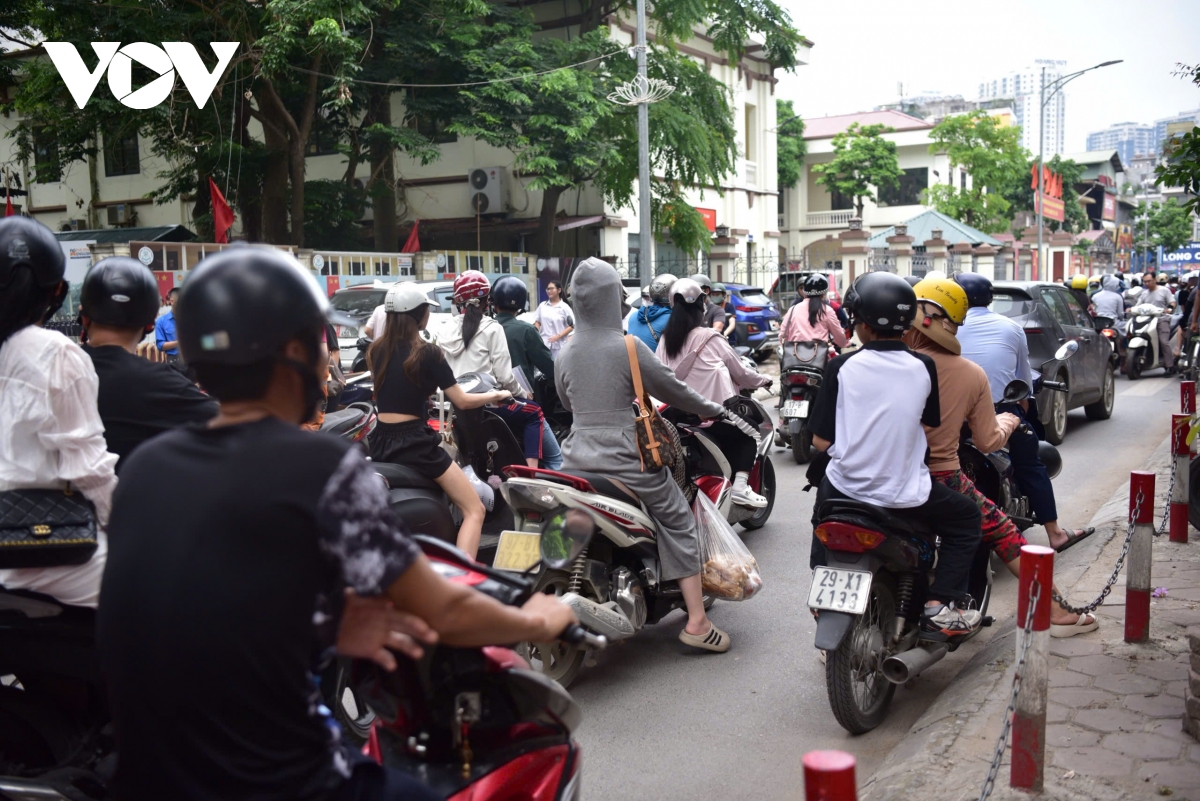 giao thông điểm thi thcs khương Đình, thanh xuân tắc nghẽn trước giờ làm thủ tục hình ảnh 4 giao thong diem thi thcs khuong Dinh, thanh xuan tac nghen truoc gio lam thu tuc hinh anh 4