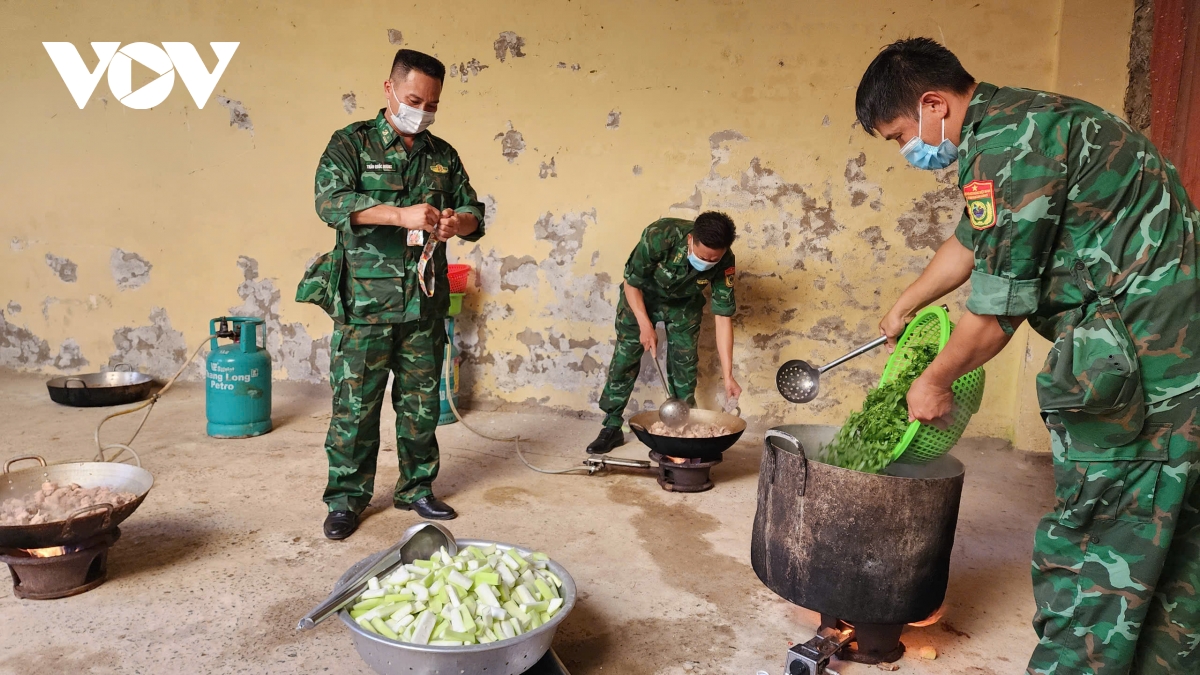 người lính biên phòng đồng hành cùng sĩ tử vùng cao biên giới sơn la hình ảnh 4 nguoi linh bien phong dong hanh cung si tu vung cao bien gioi son la hinh anh 4