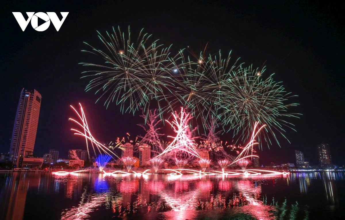 hosts da nang deliver stunning fireworks display at diff 2025 picture 5 hosts da nang deliver stunning fireworks display at diff 2025 picture 5