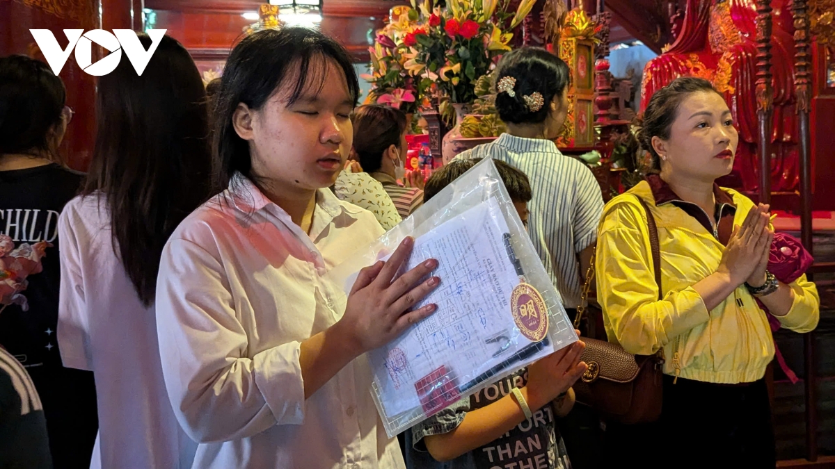 sỹ tử đổ về văn miếu cầu may trước kỳ thi quan trọng hình ảnh 6 sy tu do ve van mieu cau may truoc ky thi quan trong hinh anh 6