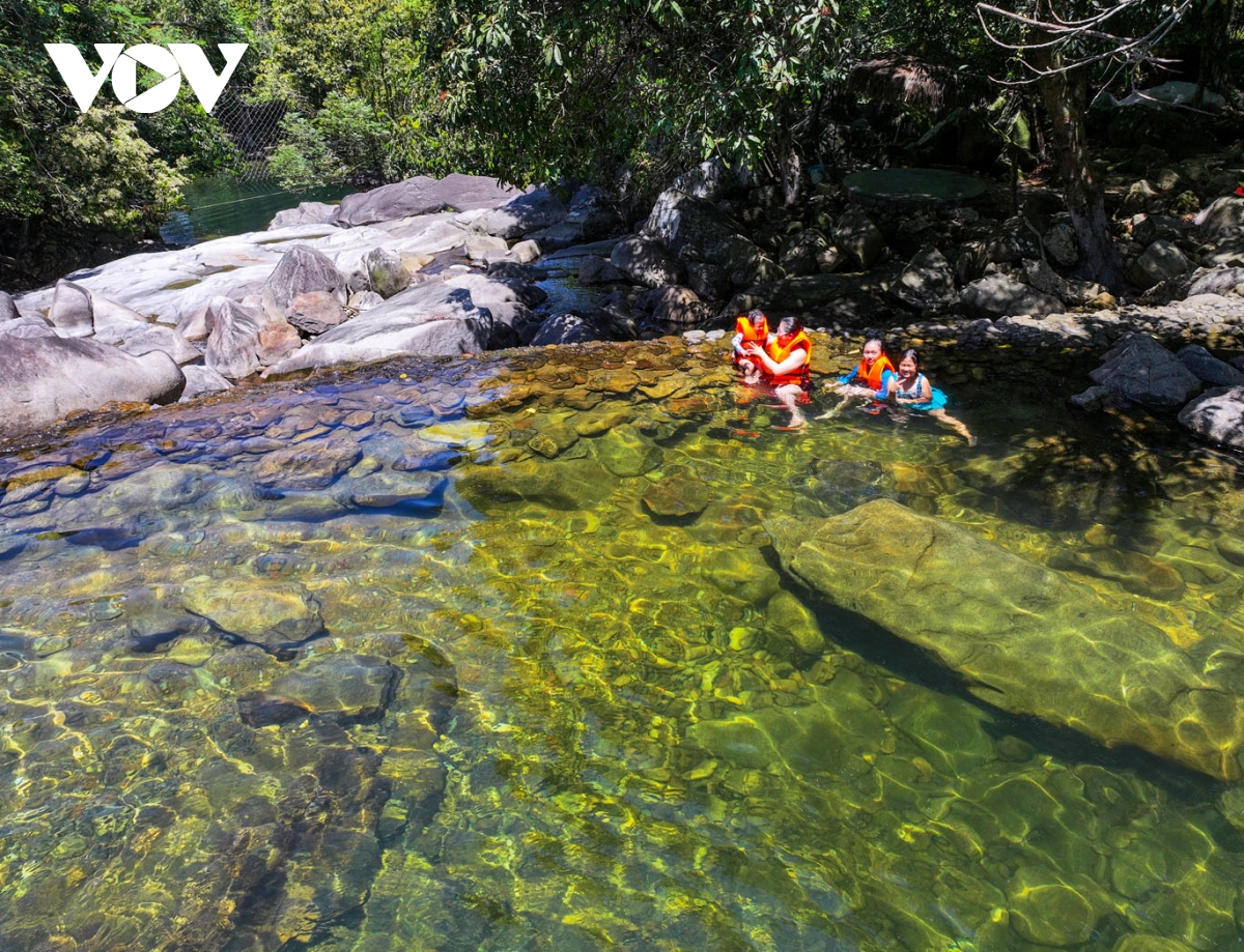 kham pha mua he mat lanh o hue, tu bien loc binh den dinh bach ma hinh anh 4
