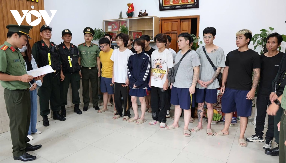 Trục xuất và trao trả 13 người Trung Quốc nhập cảnh trái phép