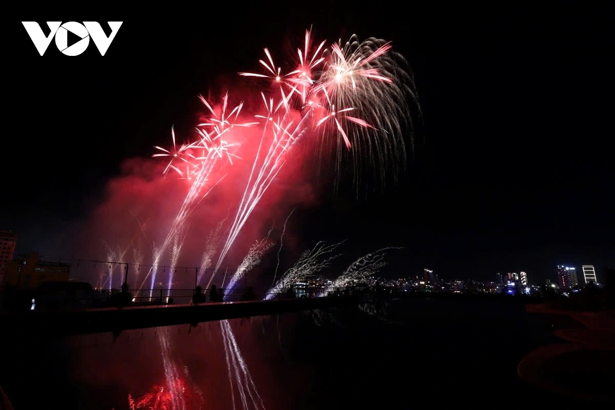 hosts da nang deliver stunning fireworks display at diff 2025 picture 6 hosts da nang deliver stunning fireworks display at diff 2025 picture 6