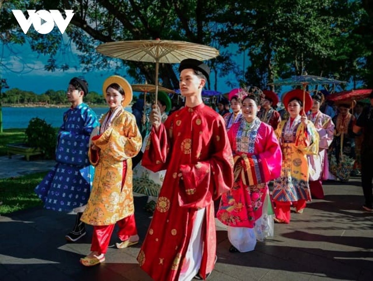 Traditional dress takes center stage in Hue’s biggest costume parade