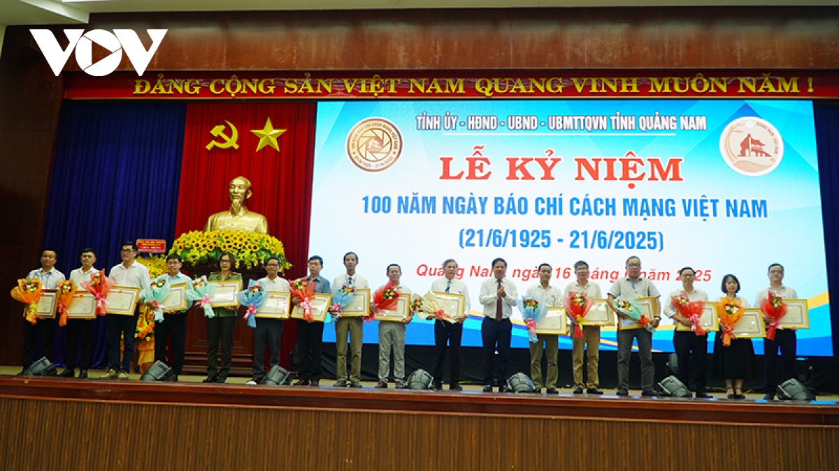 tôn vinh người làm báo dấn thân giữa tâm lũ và điểm nóng thông tin hình ảnh 4 ton vinh nguoi lam bao dan than giua tam lu va diem nong thong tin hinh anh 4