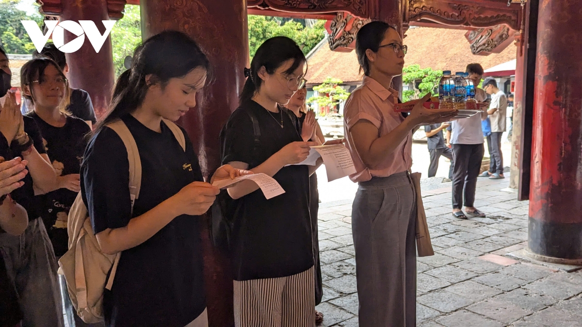 sỹ tử đổ về văn miếu cầu may trước kỳ thi quan trọng hình ảnh 7 sy tu do ve van mieu cau may truoc ky thi quan trong hinh anh 7