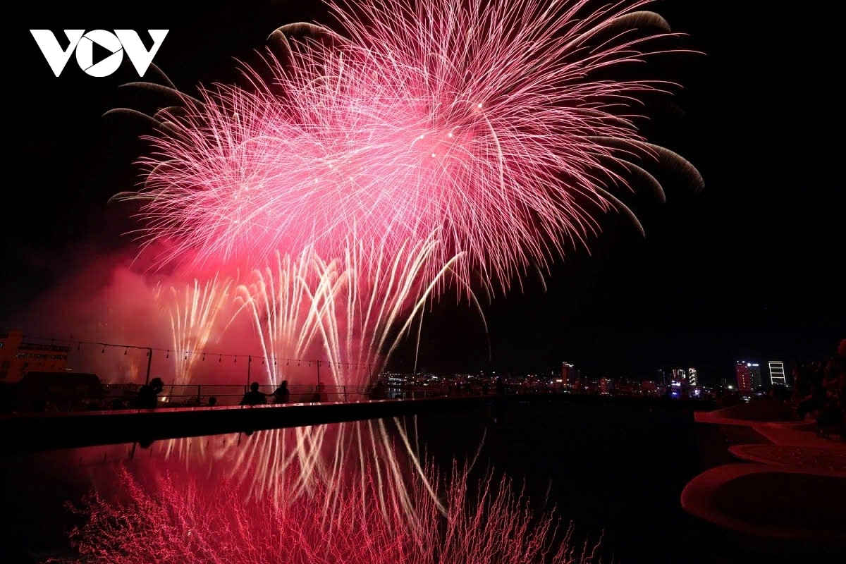 hosts da nang deliver stunning fireworks display at diff 2025 picture 7 hosts da nang deliver stunning fireworks display at diff 2025 picture 7
