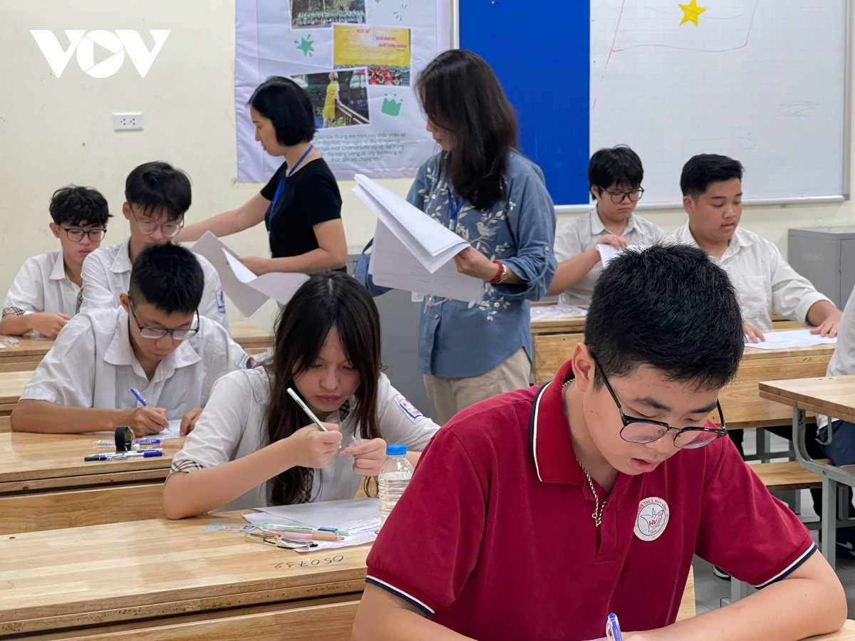 103.000 thí sinh Hà Nội bước vào môn thi đầu tiên kỳ thi vào 10