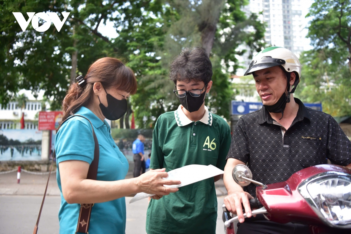 nhung thi sinh dau tien da co mat lam thu tuc thi vao lop 10 tai ha noi hinh anh 8