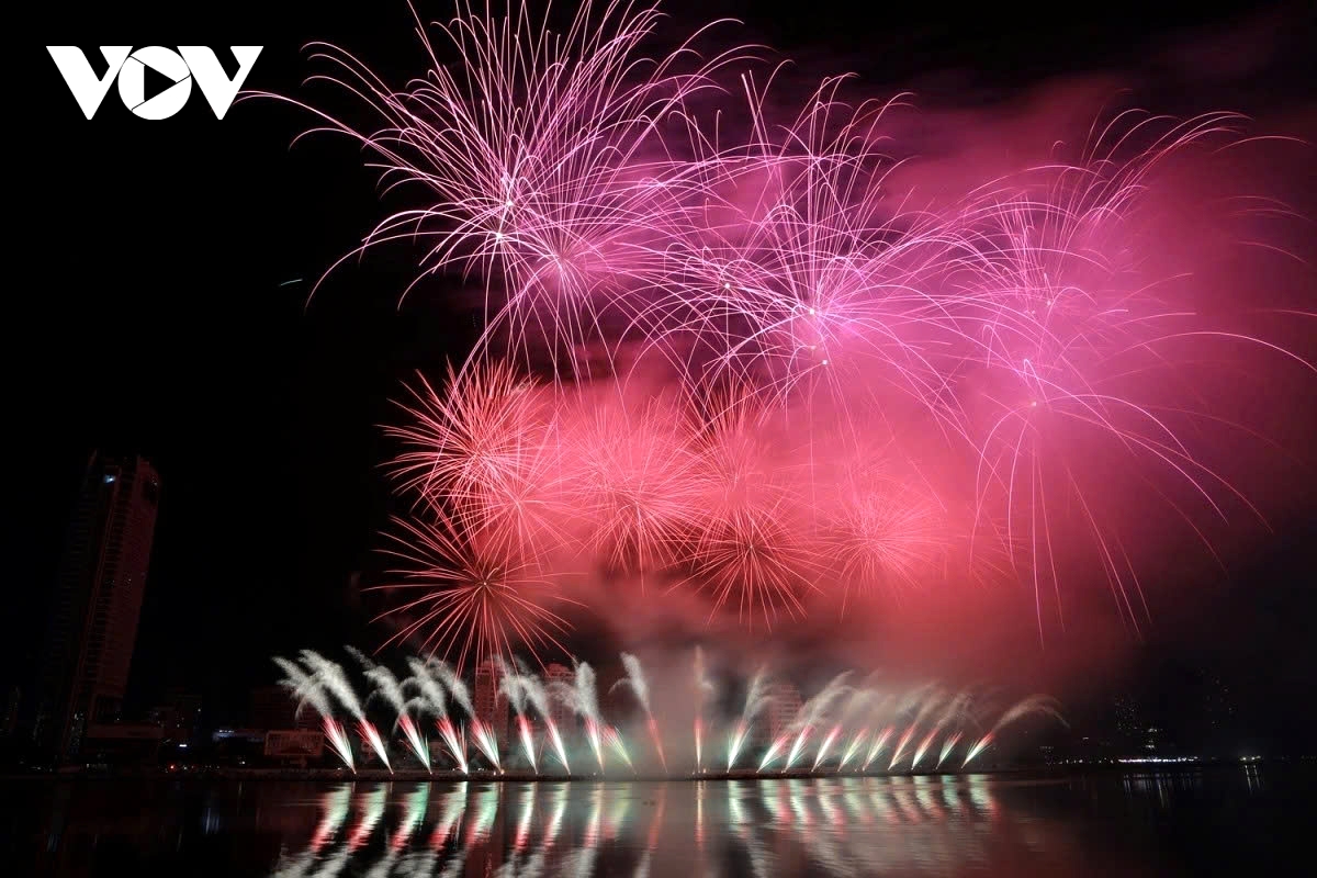 hosts da nang deliver stunning fireworks display at diff 2025 picture 8 hosts da nang deliver stunning fireworks display at diff 2025 picture 8