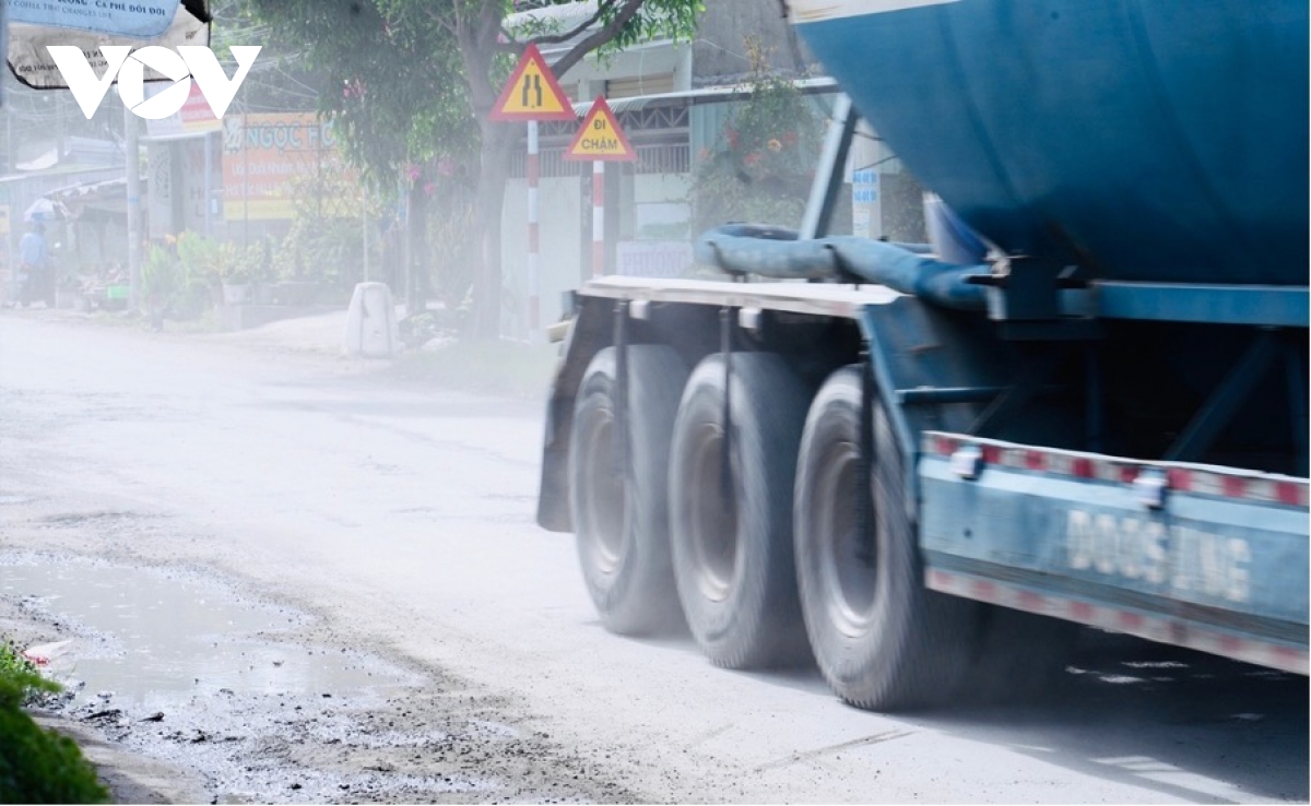 quốc lộ 53b xuống cấp nghiêm trọng, dân sống lay lắt trong bụi mù và sình lầy hình ảnh 6 quoc lo 53b xuong cap nghiem trong, dan song lay lat trong bui mu va sinh lay hinh anh 6