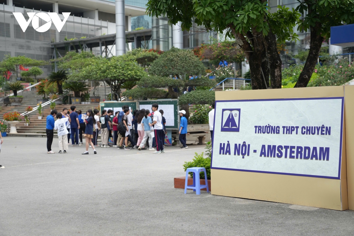 nhung thi sinh dau tien da co mat lam thu tuc thi vao lop 10 tai ha noi hinh anh 10