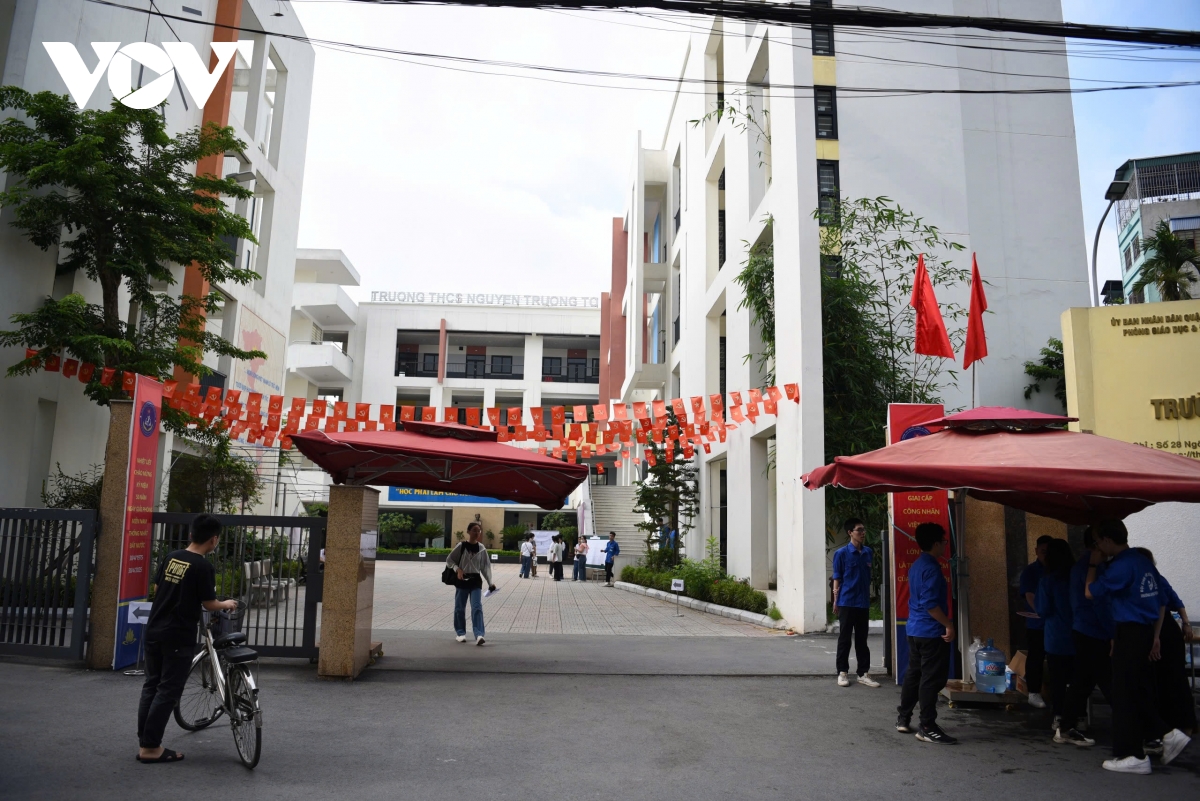 nhung thi sinh dau tien da co mat lam thu tuc thi vao lop 10 tai ha noi hinh anh 15