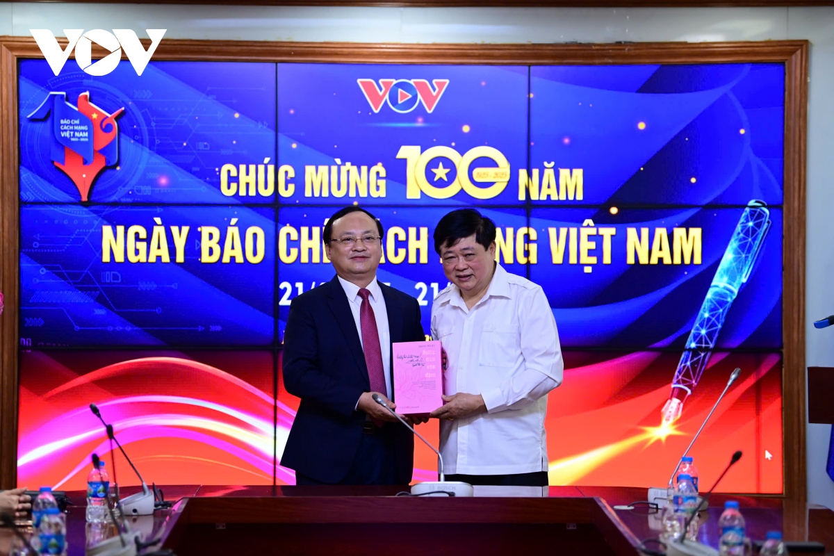 toàn cảnh buổi gặp mặt nhân kỷ niệm 100 năm ngày báo chí cách mạng việt nam tại vov hình ảnh 4 toan canh buoi gap mat nhan ky niem 100 nam ngay bao chi cach mang viet nam tai vov hinh anh 4