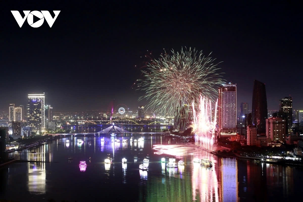 hosts da nang deliver stunning fireworks display at diff 2025 picture 9 hosts da nang deliver stunning fireworks display at diff 2025 picture 9