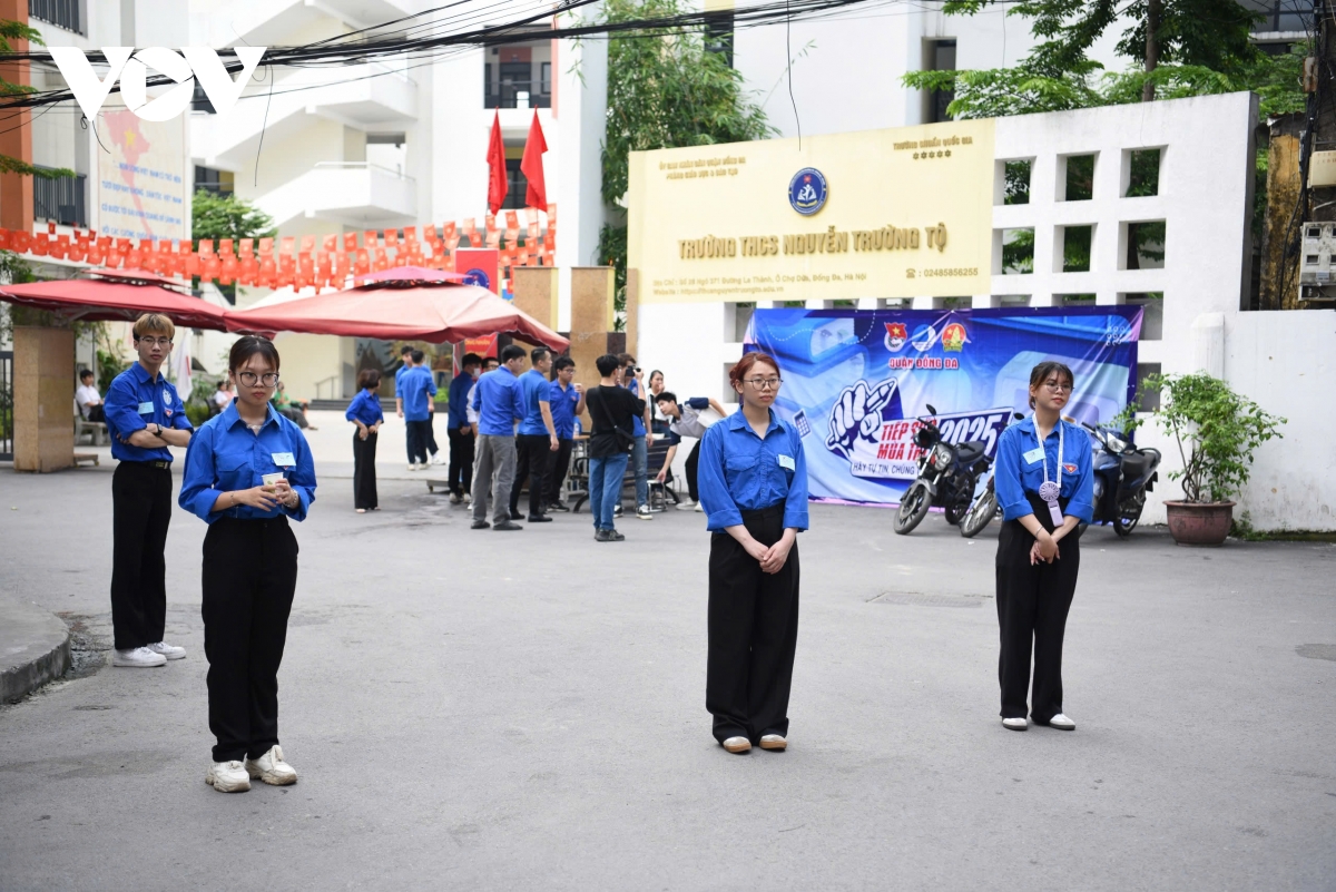 nhung thi sinh dau tien da co mat lam thu tuc thi vao lop 10 tai ha noi hinh anh 16