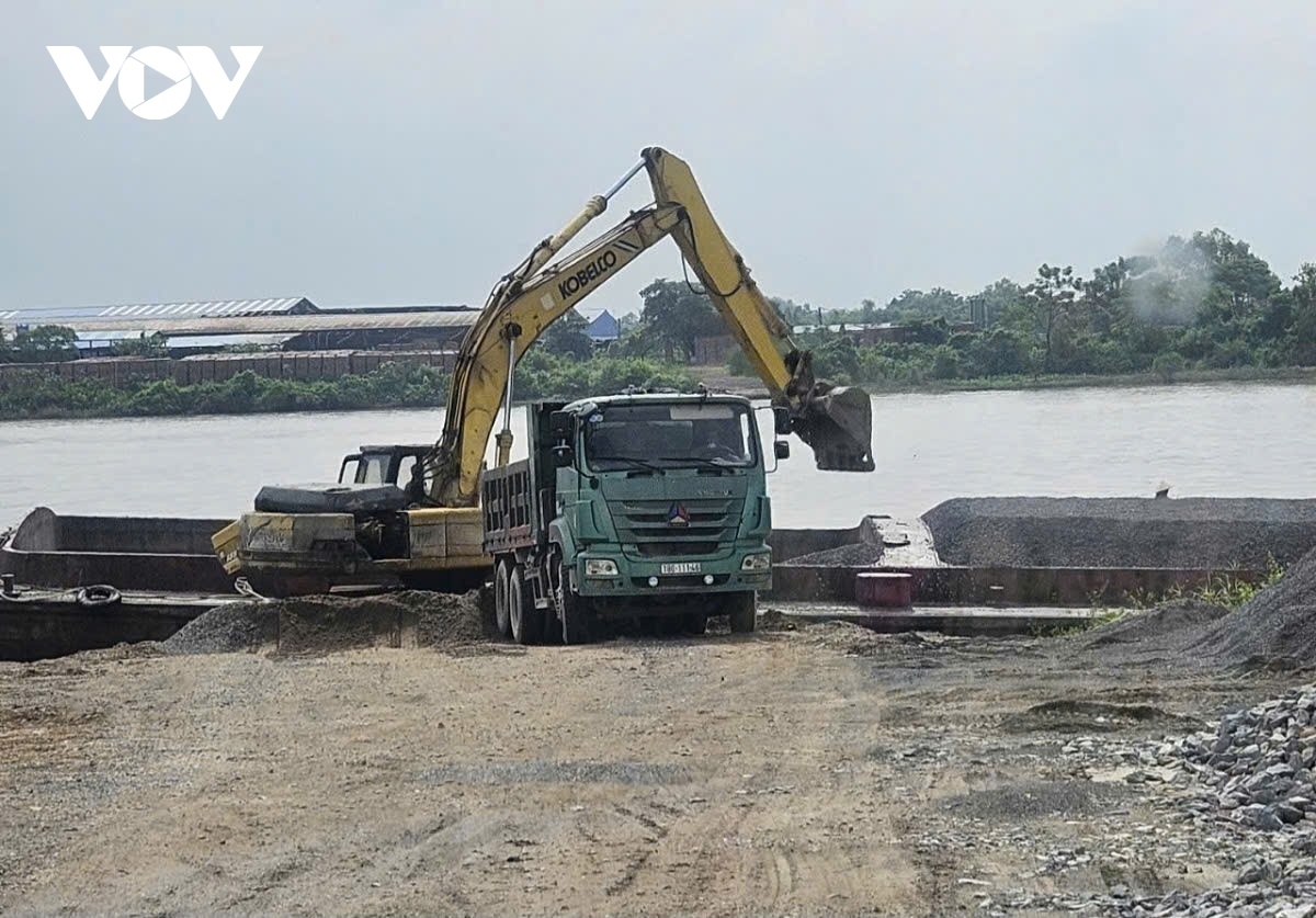 xử lý triệt để vi phạm khai thác cát trái phép tại nam Định hình ảnh 1 xu ly triet de vi pham khai thac cat trai phep tai nam Dinh hinh anh 1