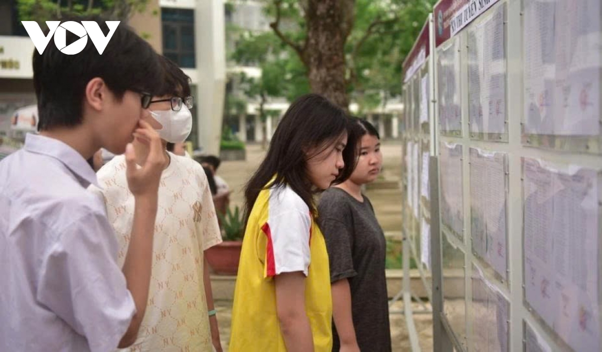 Hôm nay (6/6), gần 104.000 thí sinh của Hà Nội làm thủ tục dự thi vào lớp 10