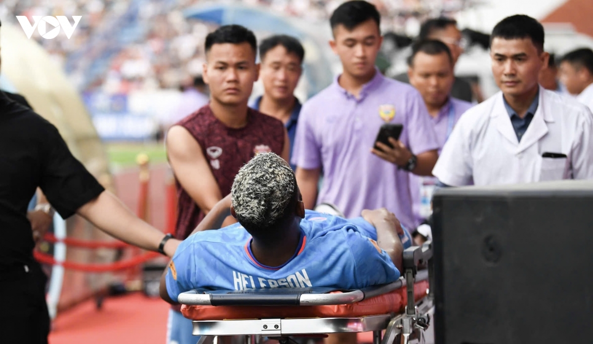 Ngoại binh của Hà Tĩnh nhập viện khẩn cấp ở trận đấu với Nam Định