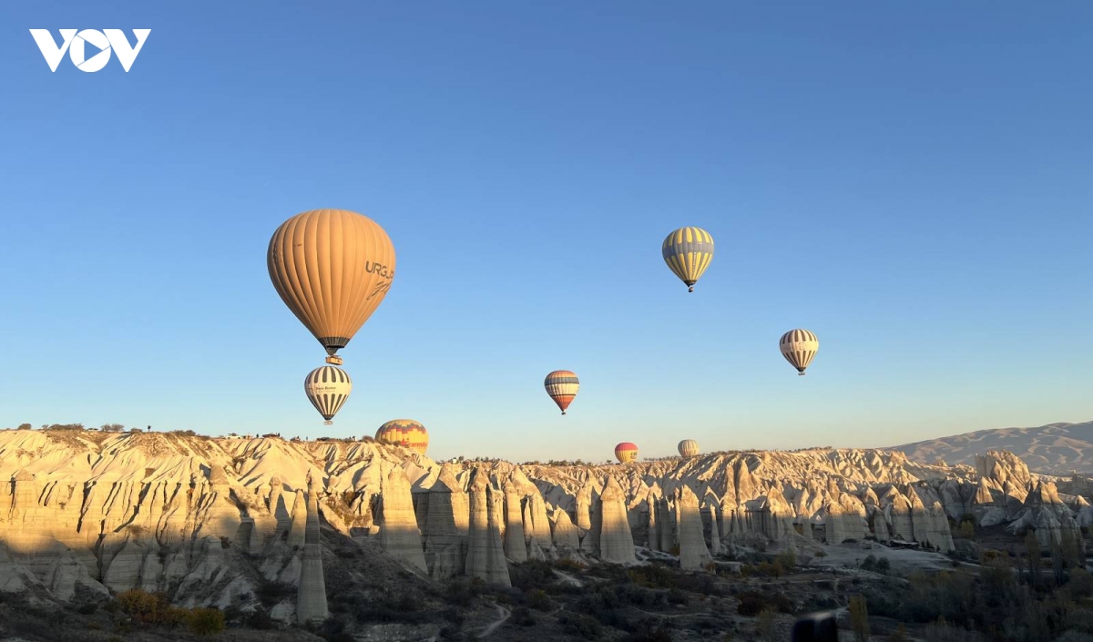 Dậy sớm bay khinh khí cầu, sống ảo ở Cappadocia