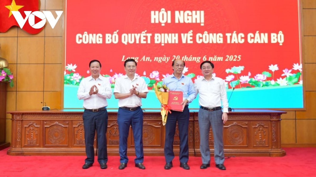 9 cán bộ chủ chốt của Tỉnh ủy Long An nghỉ hưu trước tuổi