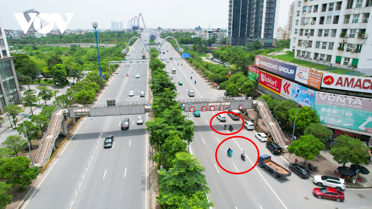 bien bao tren duong vo chi cong bat cap , phuong tien di chuyen kho khan hinh anh 2