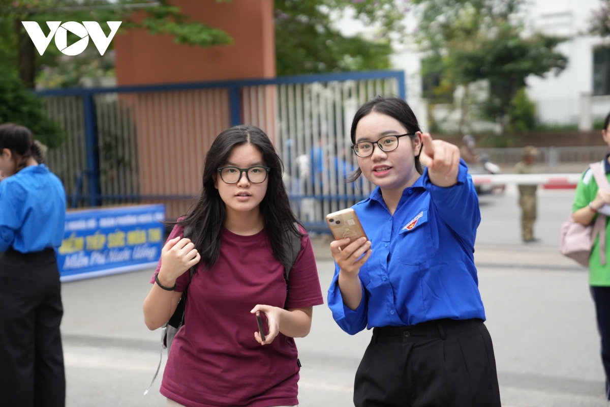 nhung thi sinh dau tien da co mat lam thu tuc thi vao lop 10 tai ha noi hinh anh 11