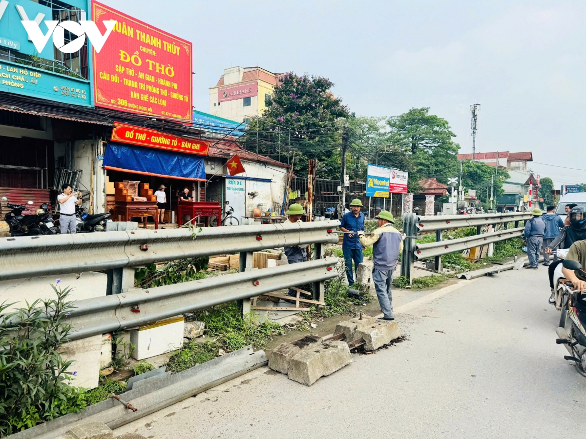 Đóng 5 lối đi tự mở qua đường sắt ở văn Điển, hà nội hình ảnh 2 Dong 5 loi di tu mo qua duong sat o van Dien, ha noi hinh anh 2