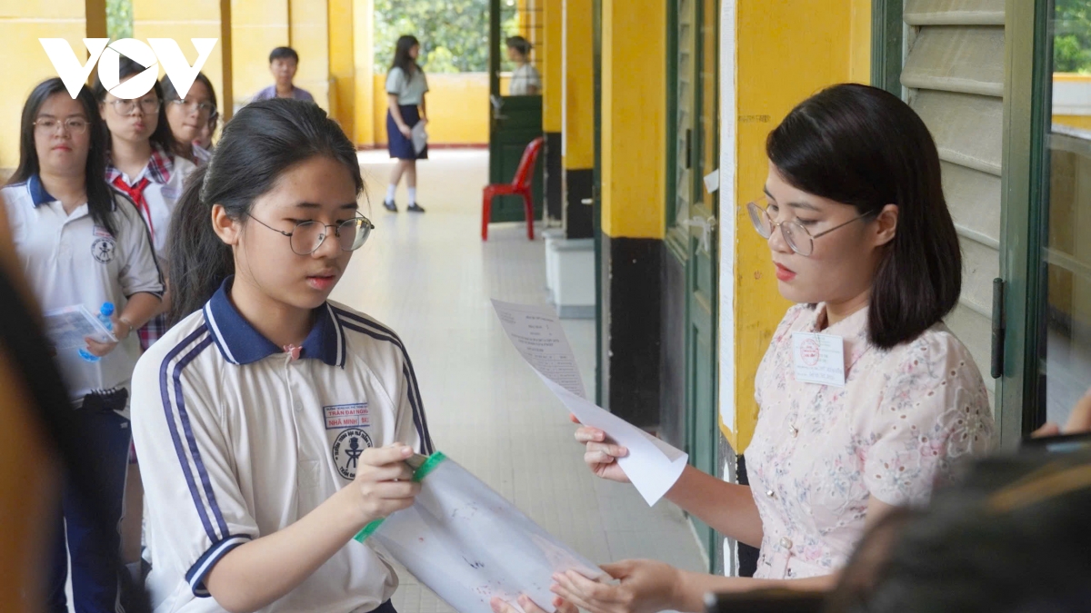 Thí sinh tại TP.HCM làm thủ tục thi vào lớp 10