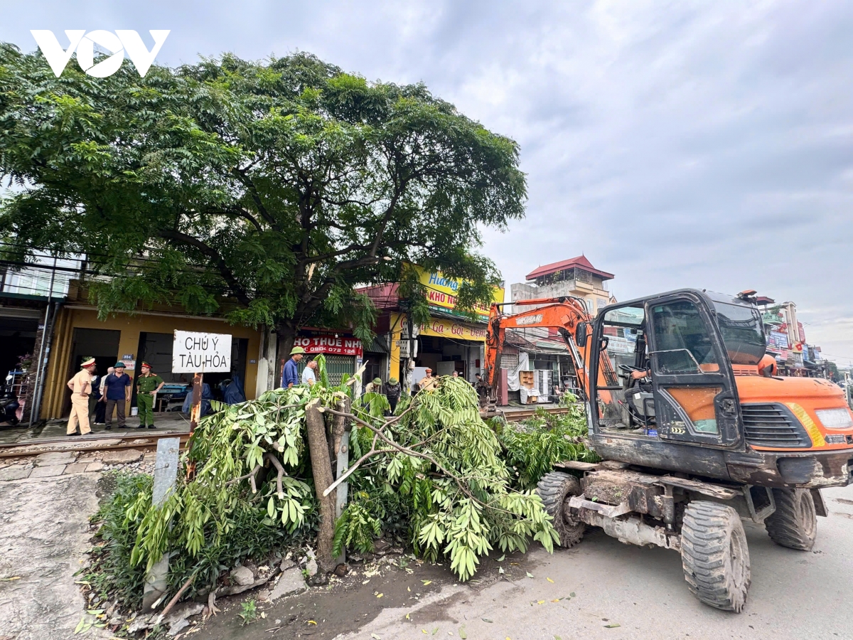 Đóng 5 lối đi tự mở qua đường sắt ở văn Điển, hà nội hình ảnh 3 Dong 5 loi di tu mo qua duong sat o van Dien, ha noi hinh anh 3