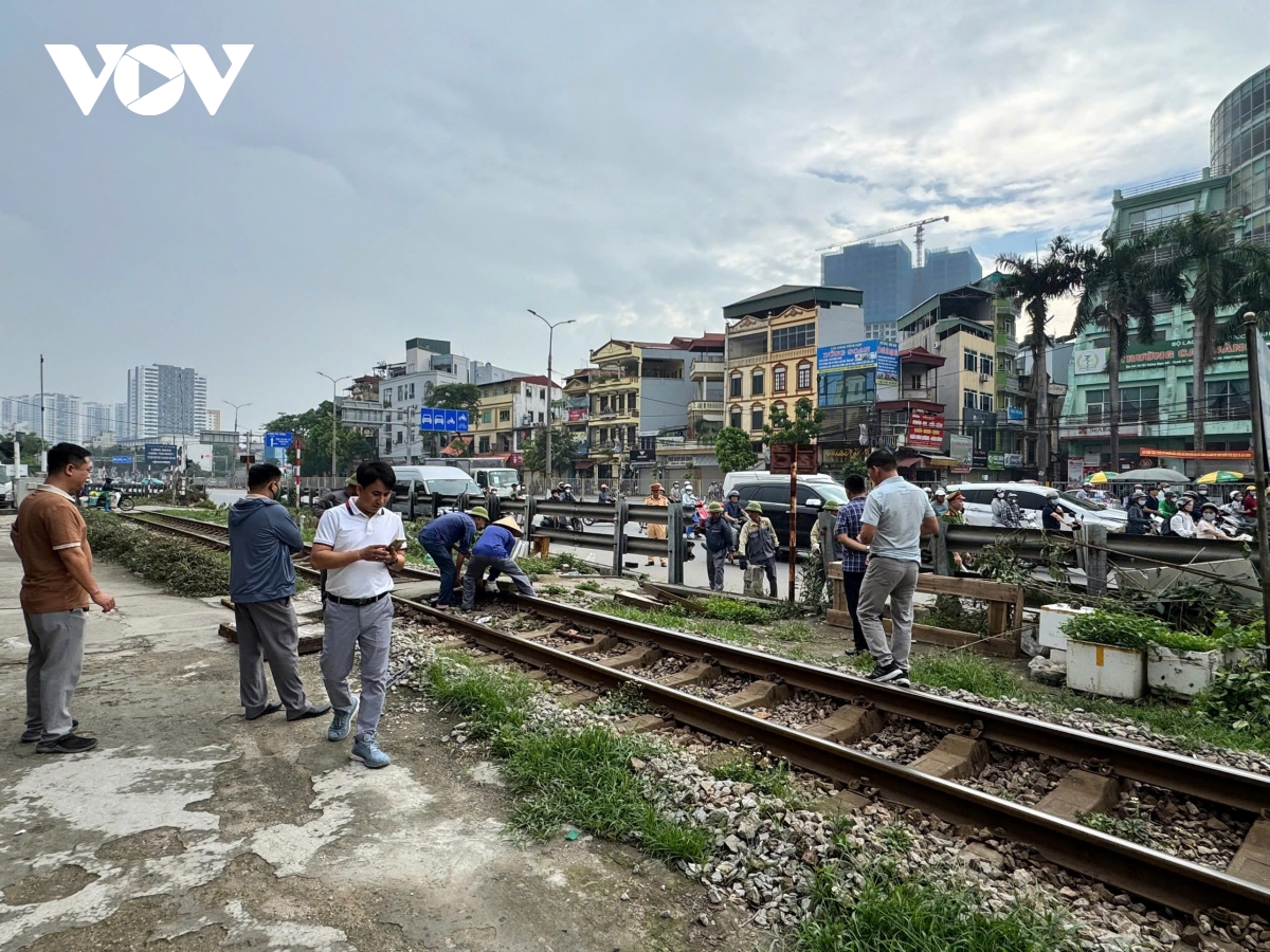 Đóng 5 lối đi tự mở qua đường sắt ở văn Điển, hà nội hình ảnh 4 Dong 5 loi di tu mo qua duong sat o van Dien, ha noi hinh anh 4