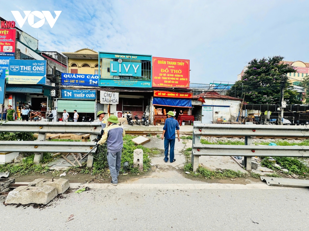 Đóng 5 lối đi tự mở qua đường sắt ở văn Điển, hà nội hình ảnh 7 Dong 5 loi di tu mo qua duong sat o van Dien, ha noi hinh anh 7