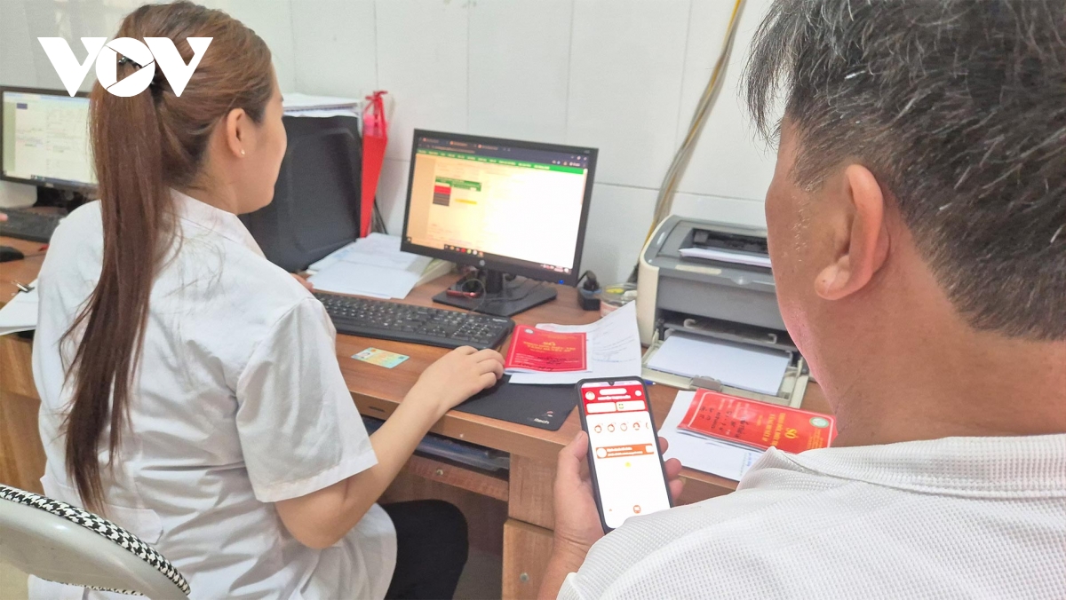 Người dân nói gì khi sử dụng Sổ sức khỏe điện tử trên ứng dụng VNeID?