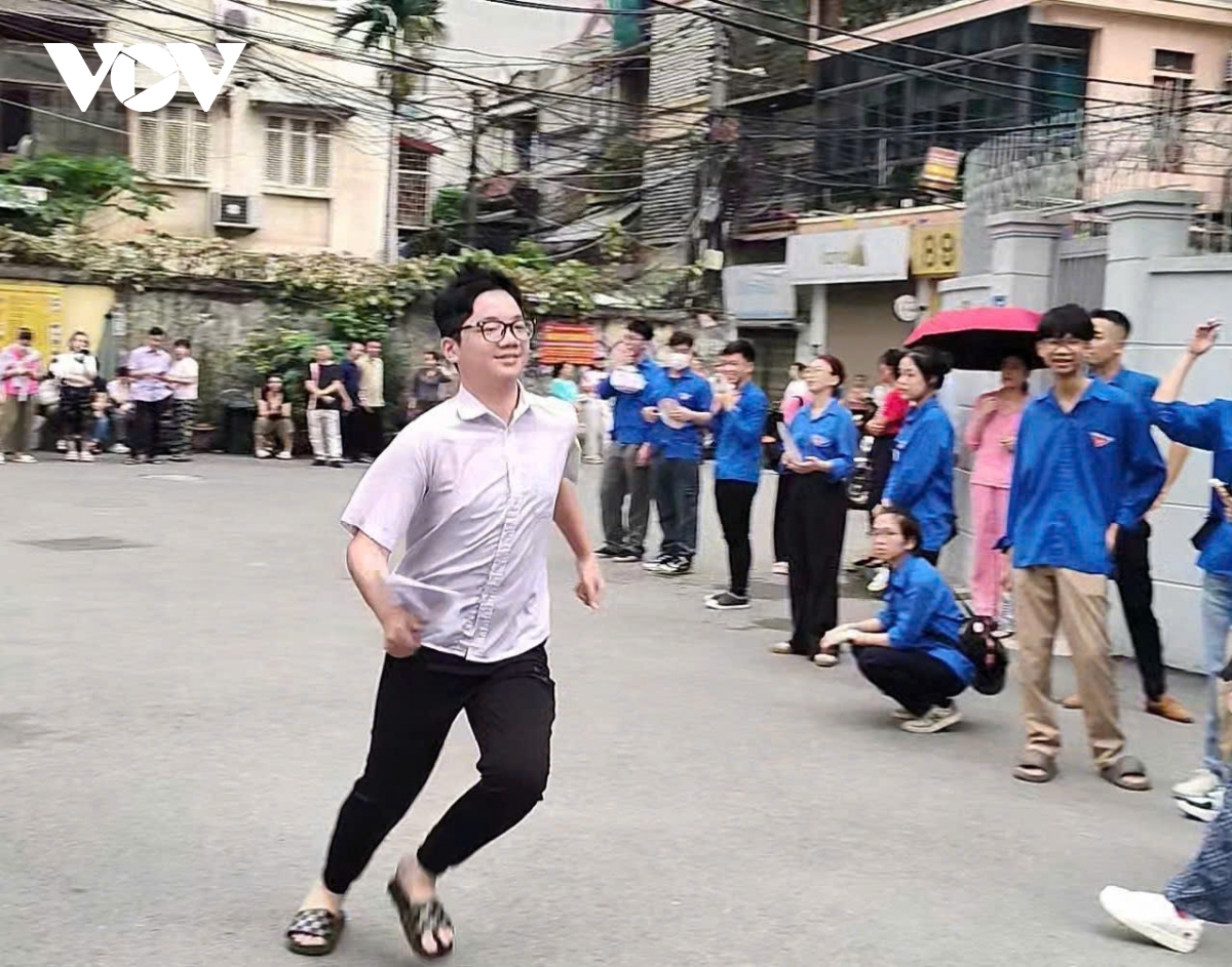 103.000 thí sinh hà nội bước vào môn thi đầu tiên kỳ thi vào 10 hình ảnh 19 103.000 thi sinh ha noi buoc vao mon thi dau tien ky thi vao 10 hinh anh 19