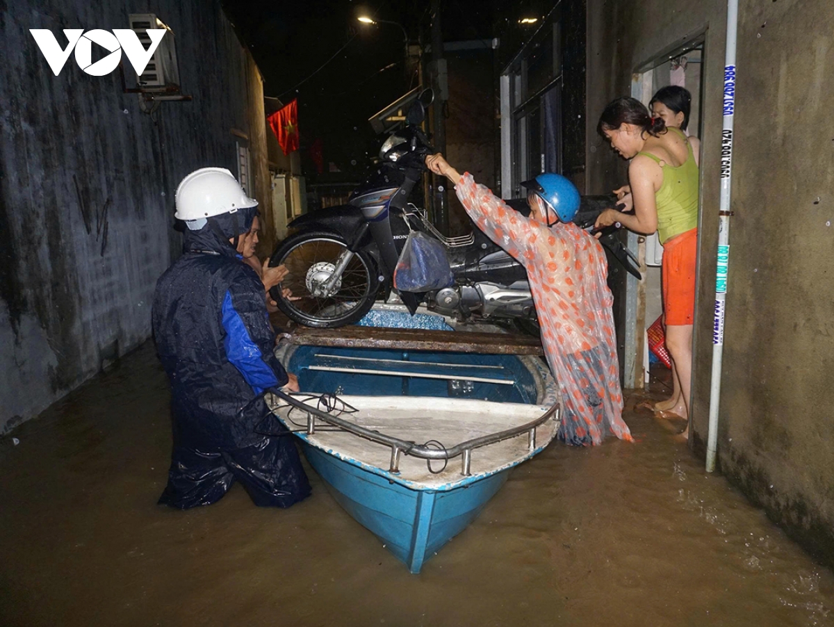 mưa lớn do bão số 1, nhiều khu vực ở Đà nẵng ngập sâu hình ảnh 8 mua lon do bao so 1, nhieu khu vuc o Da nang ngap sau hinh anh 8