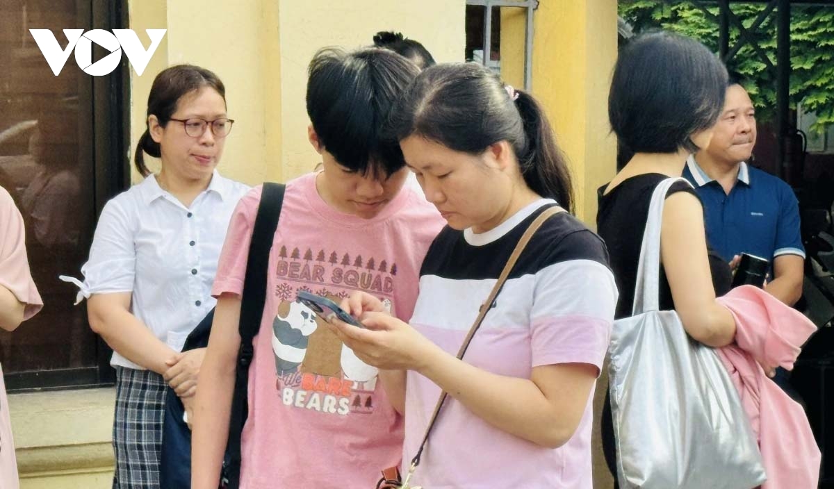 Phụ huynh đội nắng cùng con thi chuyên: "Đỗ hay không thì con cũng đã cố gắng"
