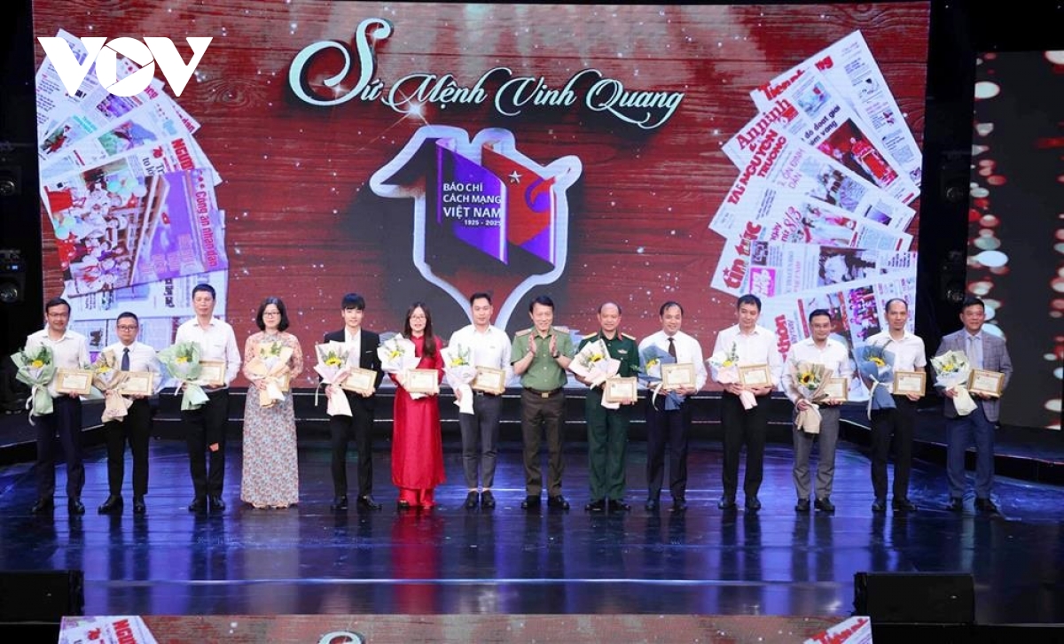 Dai tuong luong tam quang bao chi la cau noi giua luc luong cong an va nhan dan hinh anh 2