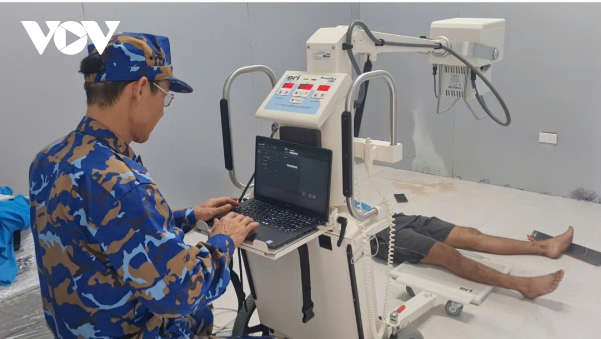 Đảo sinh tồn kịp thời cấp cứu ngư dân bị vỡ xương bánh chè hình ảnh 3 Dao sinh ton kip thoi cap cuu ngu dan bi vo xuong banh che hinh anh 3