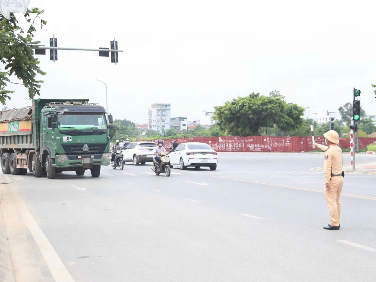 công an hà nội siết chặt xử lý xe chở hàng quá tải hình ảnh 1 cong an ha noi siet chat xu ly xe cho hang qua tai hinh anh 1