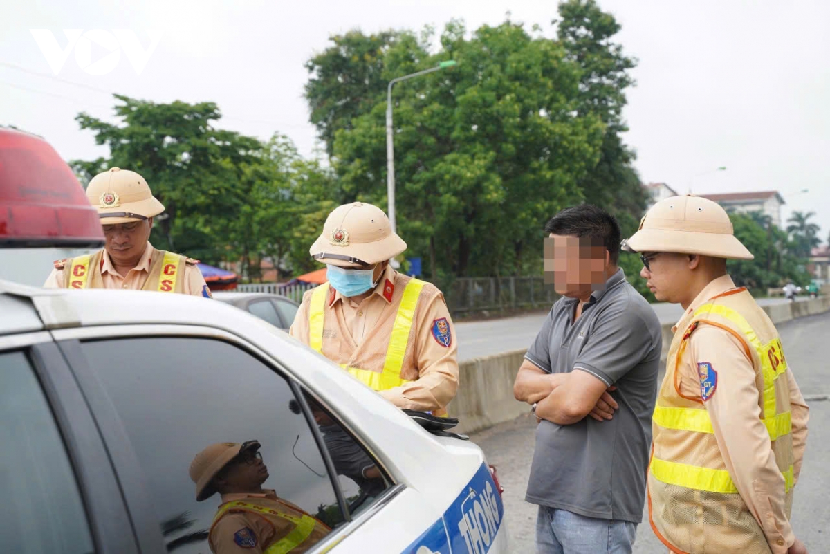 công an hà nội siết chặt xử lý xe chở hàng quá tải hình ảnh 2 cong an ha noi siet chat xu ly xe cho hang qua tai hinh anh 2