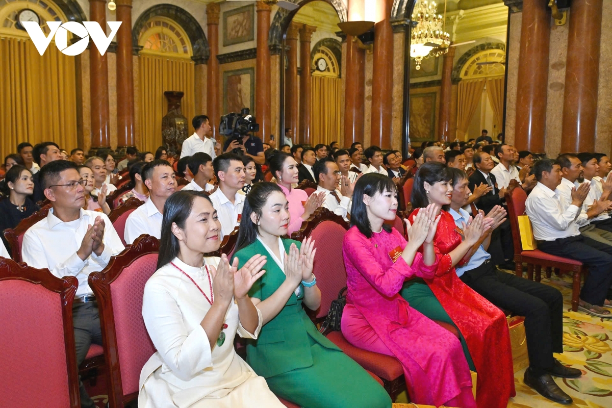 chủ tịch nước lương cường gặp mặt nghệ nhân làng nghề tiêu biểu toàn quốc hình ảnh 3 chu tich nuoc luong cuong gap mat nghe nhan lang nghe tieu bieu toan quoc hinh anh 3