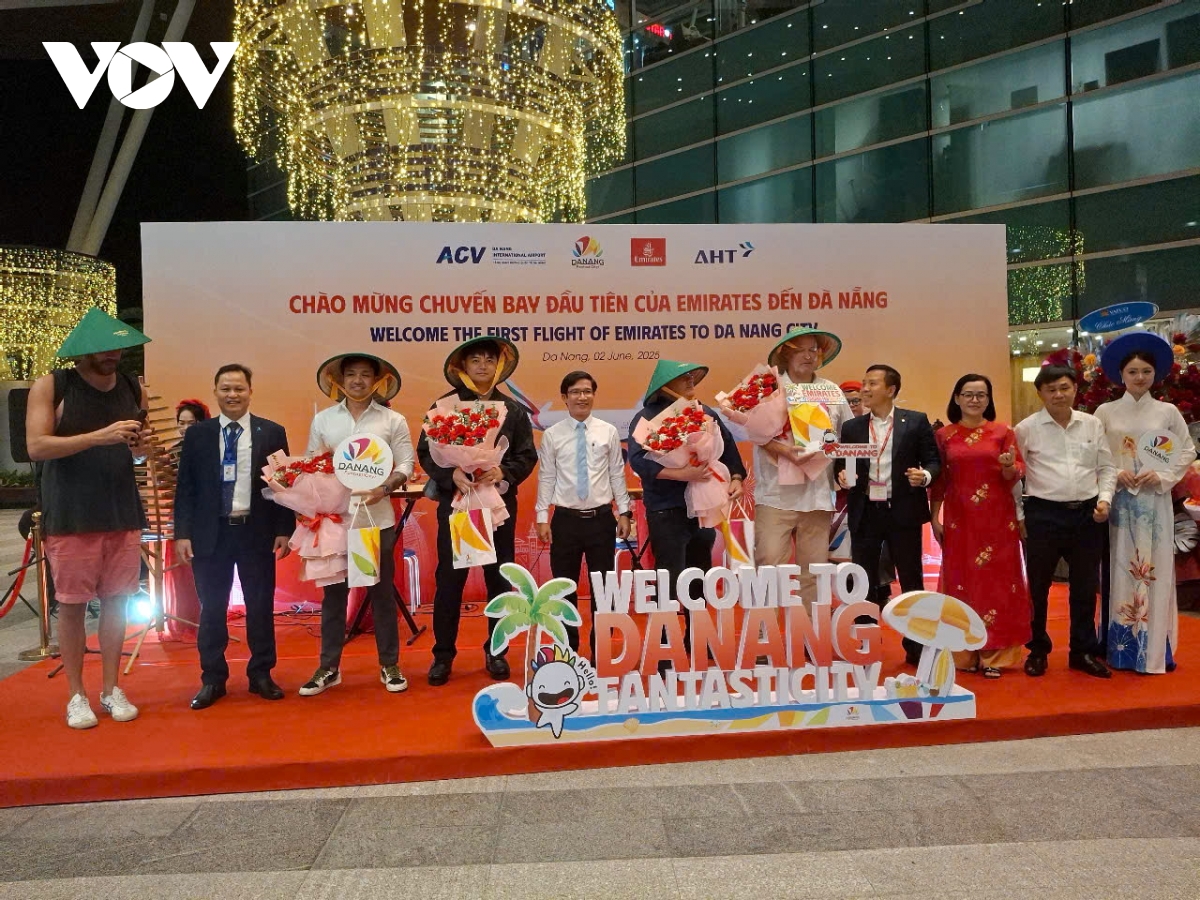 Đón 333 hành khách quốc tế trên chuyến bay đầu tiên từ Dubai đến Đà Nẵng