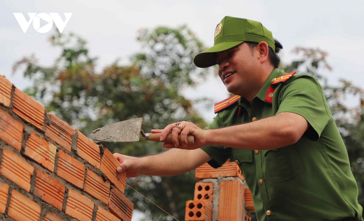công an Đắk nông vượt nắng thắng mưa để xóa nhà tạm hình ảnh 2 cong an Dak nong vuot nang thang mua de xoa nha tam hinh anh 2